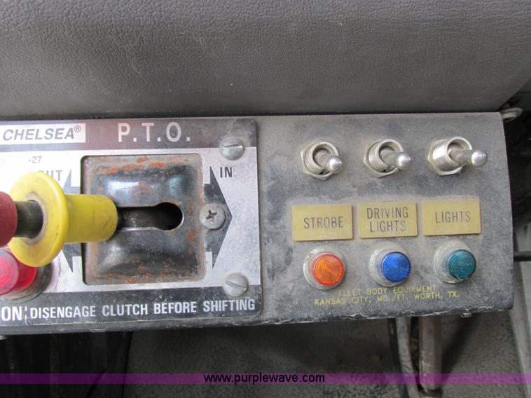 image for item I8824 1995 Ford F800 service truck