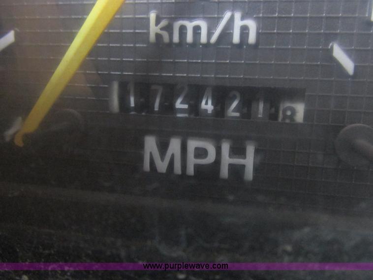 image for item I8824 1995 Ford F800 service truck