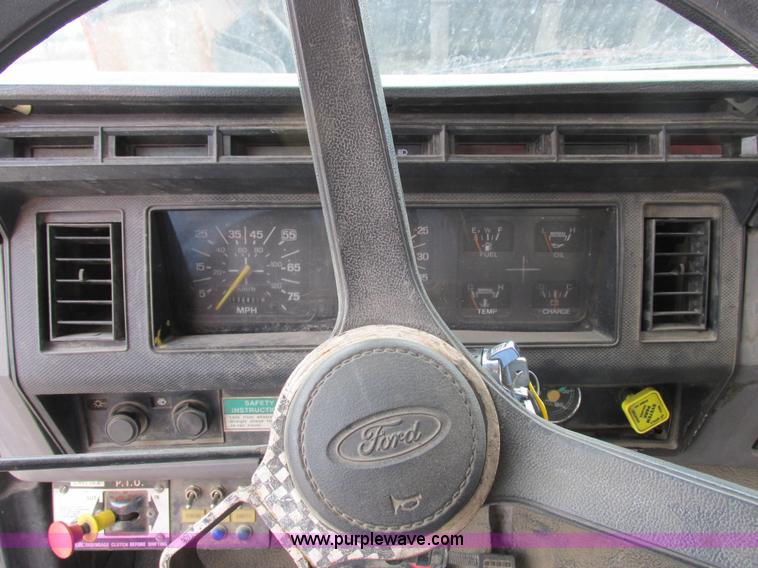 image for item I8824 1995 Ford F800 service truck