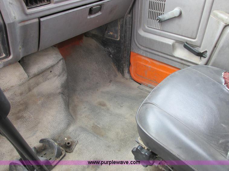 image for item I8824 1995 Ford F800 service truck