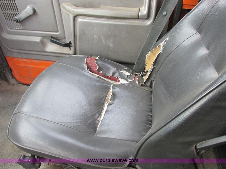 image for item I8824 1995 Ford F800 service truck