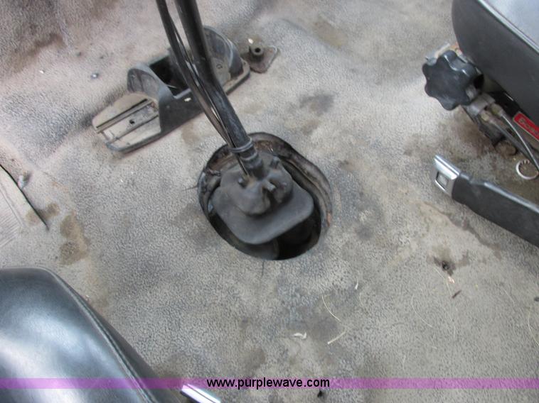 image for item I8824 1995 Ford F800 service truck