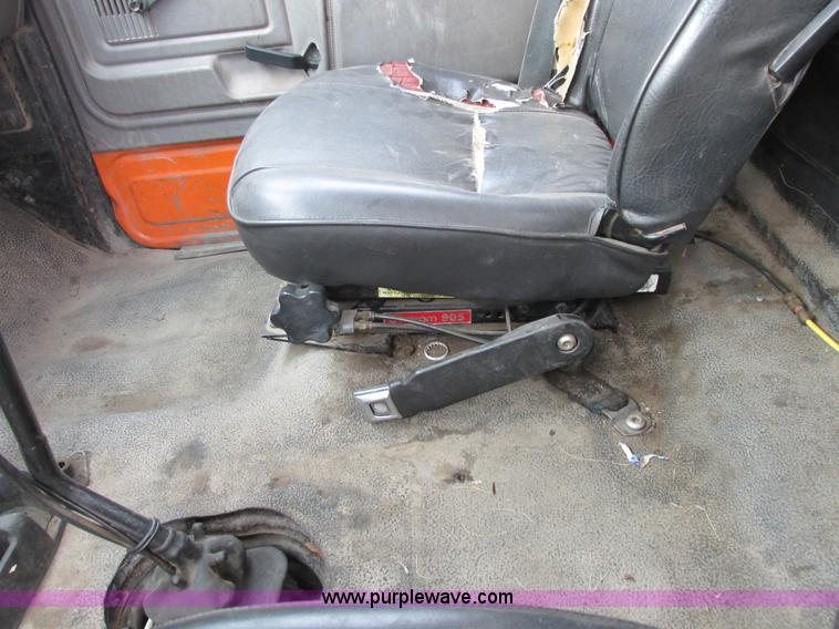 image for item I8824 1995 Ford F800 service truck