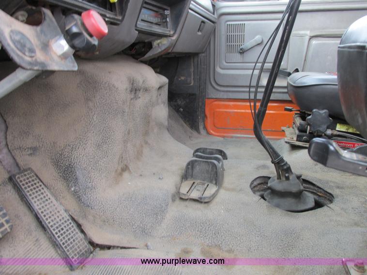 image for item I8824 1995 Ford F800 service truck