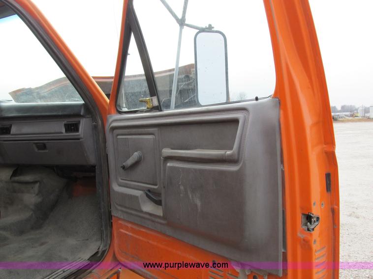 image for item I8824 1995 Ford F800 service truck
