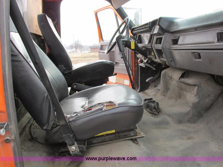 image for item I8824 1995 Ford F800 service truck