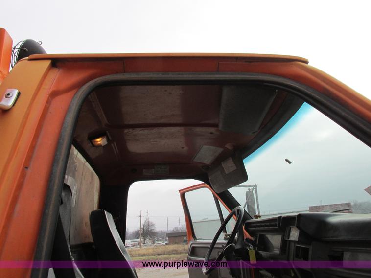 image for item I8824 1995 Ford F800 service truck