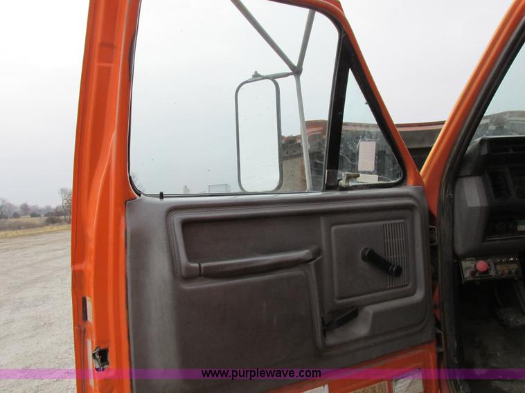 image for item I8824 1995 Ford F800 service truck