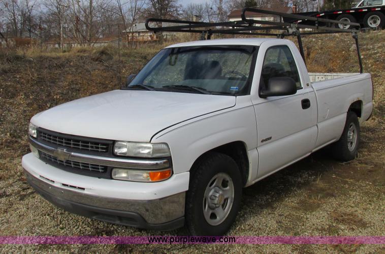 image for item I8837 2000 Chevrolet Silverado 1500 pickup truck