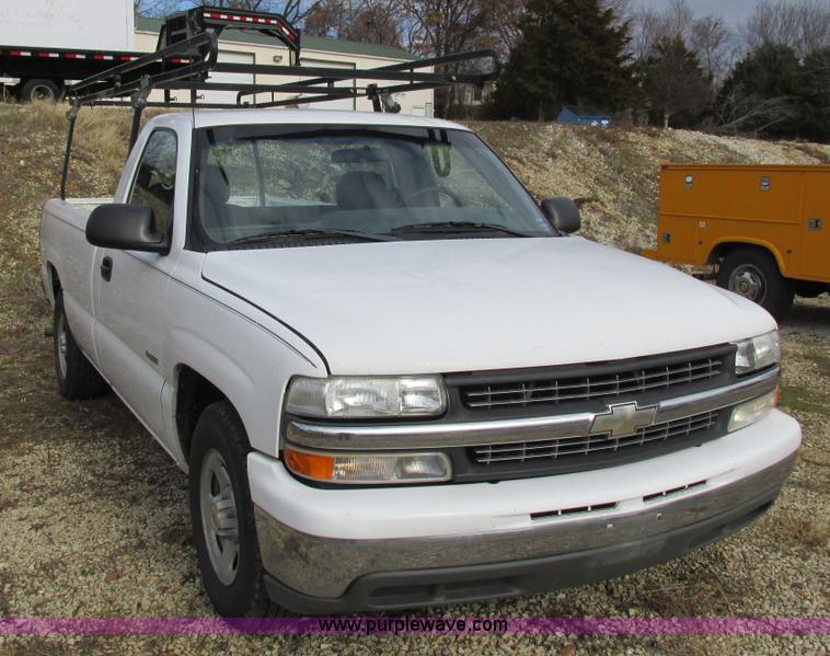 image for item I8837 2000 Chevrolet Silverado 1500 pickup truck