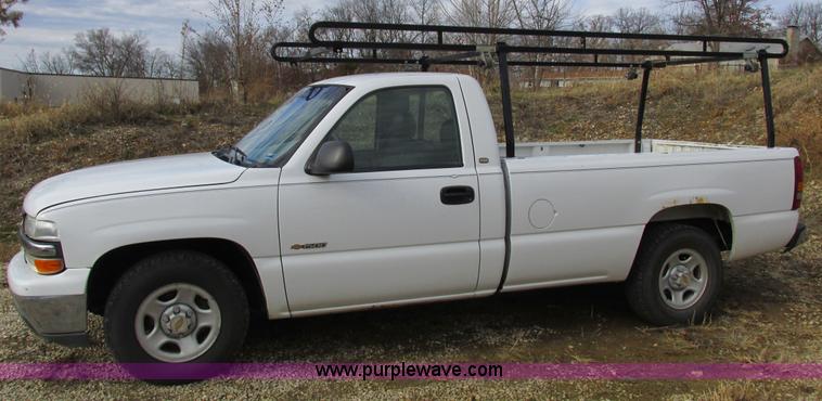 image for item I8837 2000 Chevrolet Silverado 1500 pickup truck