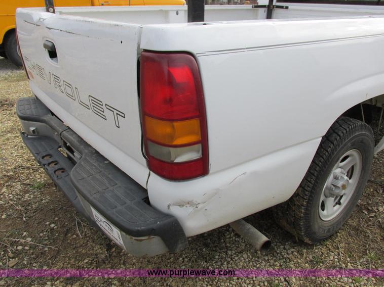 image for item I8837 2000 Chevrolet Silverado 1500 pickup truck