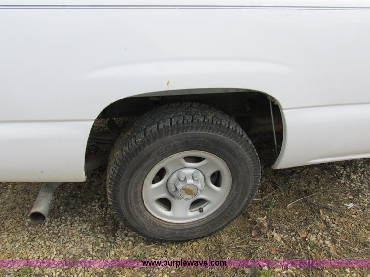 image for item I8837 2000 Chevrolet Silverado 1500 pickup truck