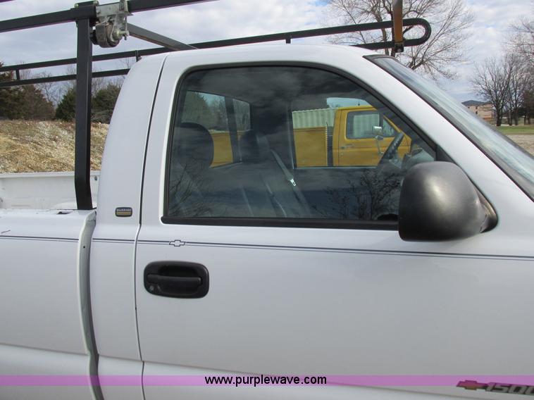 image for item I8837 2000 Chevrolet Silverado 1500 pickup truck