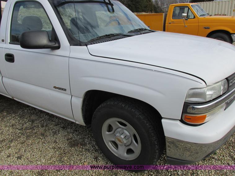 image for item I8837 2000 Chevrolet Silverado 1500 pickup truck