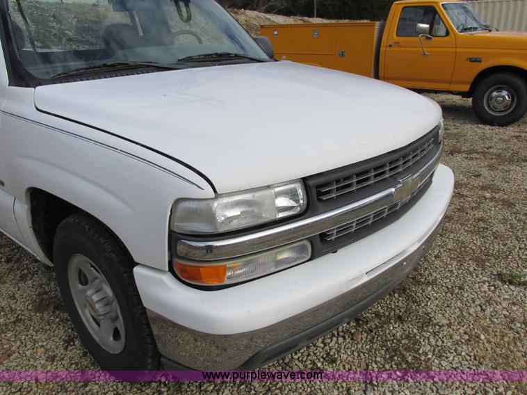 image for item I8837 2000 Chevrolet Silverado 1500 pickup truck