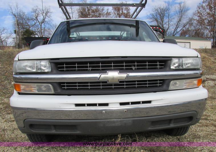 image for item I8837 2000 Chevrolet Silverado 1500 pickup truck