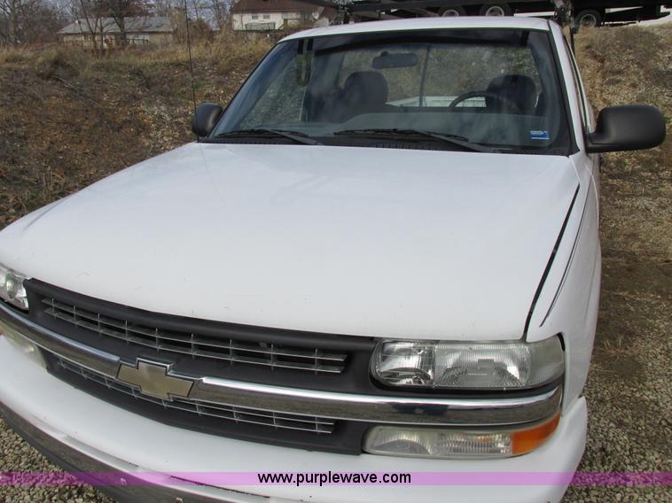 image for item I8837 2000 Chevrolet Silverado 1500 pickup truck