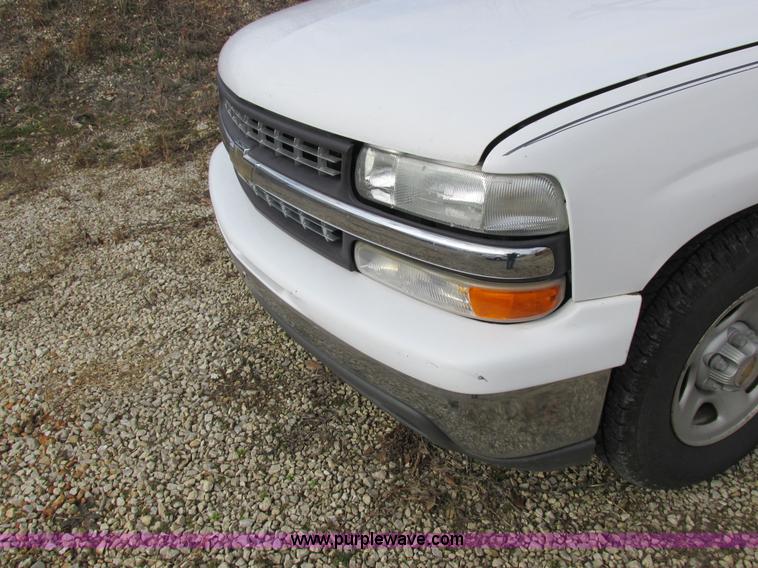 image for item I8837 2000 Chevrolet Silverado 1500 pickup truck