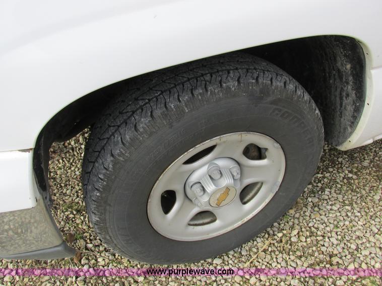 image for item I8837 2000 Chevrolet Silverado 1500 pickup truck