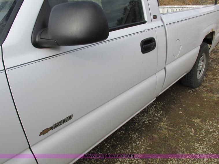 image for item I8837 2000 Chevrolet Silverado 1500 pickup truck