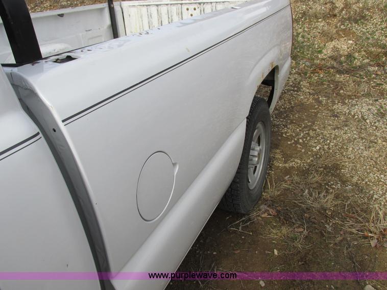 image for item I8837 2000 Chevrolet Silverado 1500 pickup truck