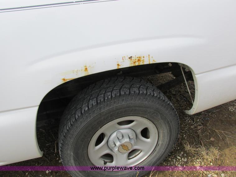 image for item I8837 2000 Chevrolet Silverado 1500 pickup truck