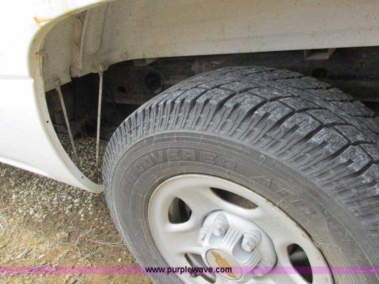 image for item I8837 2000 Chevrolet Silverado 1500 pickup truck