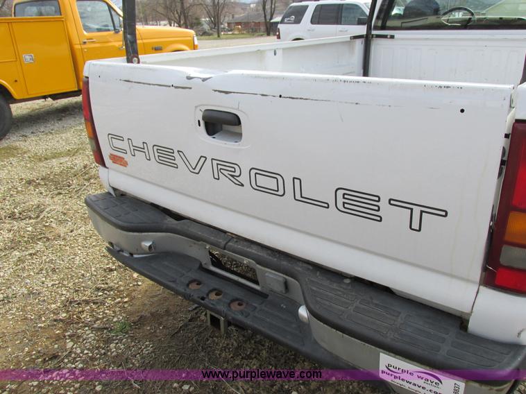 image for item I8837 2000 Chevrolet Silverado 1500 pickup truck