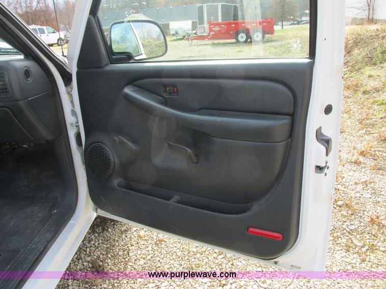 image for item I8837 2000 Chevrolet Silverado 1500 pickup truck