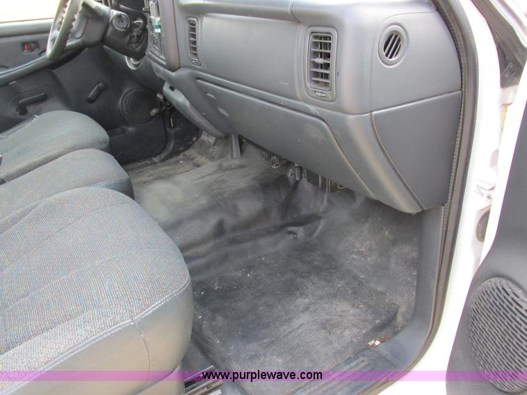 image for item I8837 2000 Chevrolet Silverado 1500 pickup truck