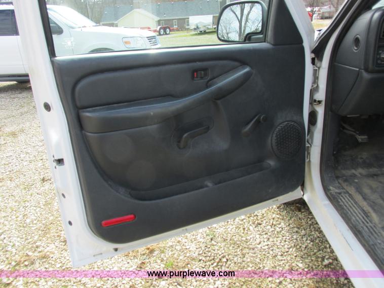 image for item I8837 2000 Chevrolet Silverado 1500 pickup truck