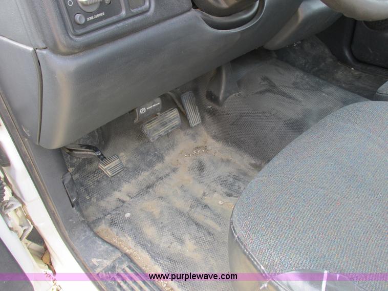 image for item I8837 2000 Chevrolet Silverado 1500 pickup truck