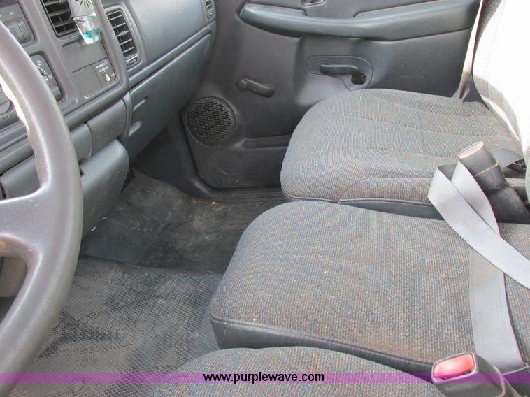 image for item I8837 2000 Chevrolet Silverado 1500 pickup truck