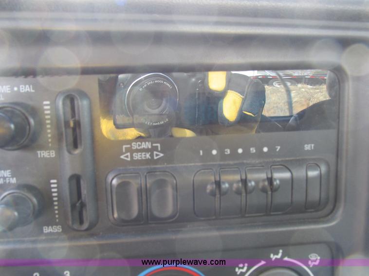 image for item I8837 2000 Chevrolet Silverado 1500 pickup truck