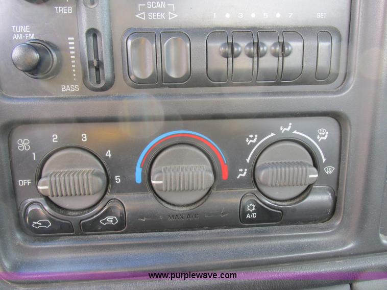 image for item I8837 2000 Chevrolet Silverado 1500 pickup truck