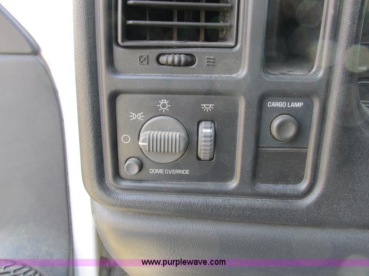 image for item I8837 2000 Chevrolet Silverado 1500 pickup truck