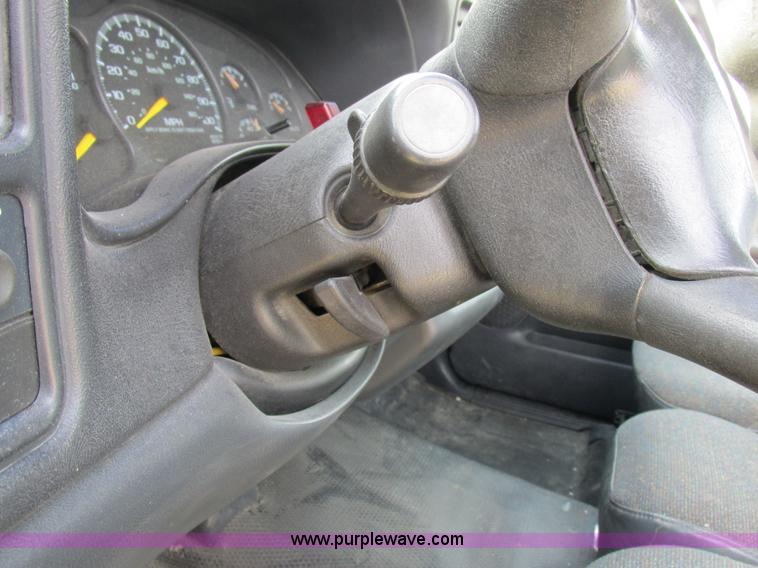 image for item I8837 2000 Chevrolet Silverado 1500 pickup truck