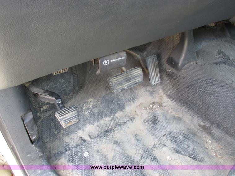 image for item I8837 2000 Chevrolet Silverado 1500 pickup truck