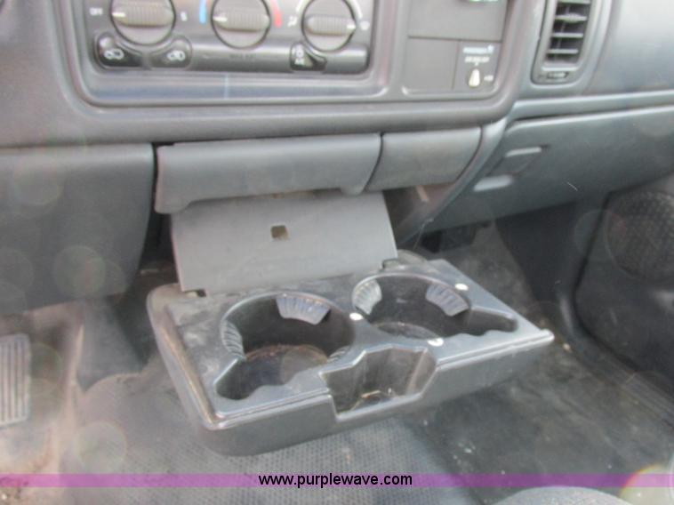 image for item I8837 2000 Chevrolet Silverado 1500 pickup truck