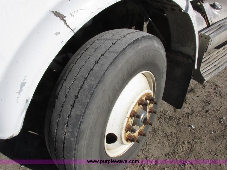 image for item I8865 1988 Freightliner FLC-64T semi truck