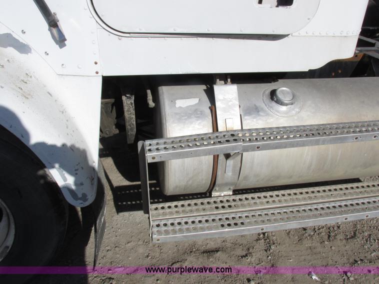 image for item I8865 1988 Freightliner FLC-64T semi truck