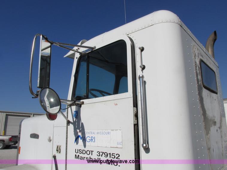 image for item I8865 1988 Freightliner FLC-64T semi truck