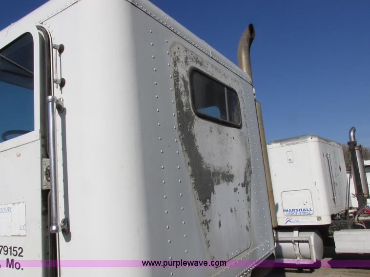 image for item I8865 1988 Freightliner FLC-64T semi truck