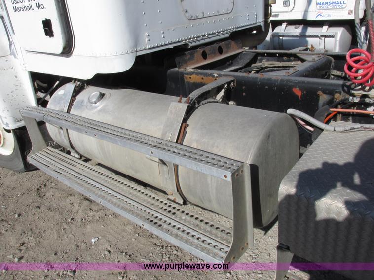 image for item I8865 1988 Freightliner FLC-64T semi truck