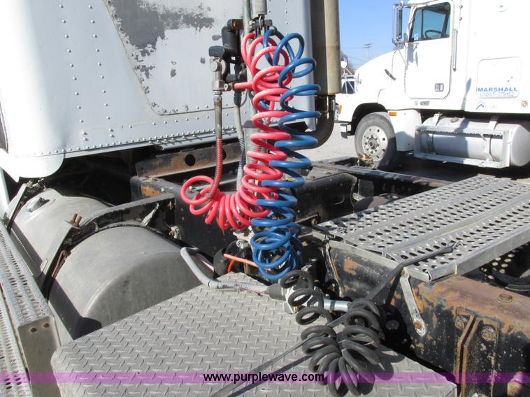 image for item I8865 1988 Freightliner FLC-64T semi truck