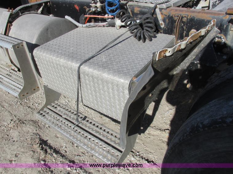 image for item I8865 1988 Freightliner FLC-64T semi truck