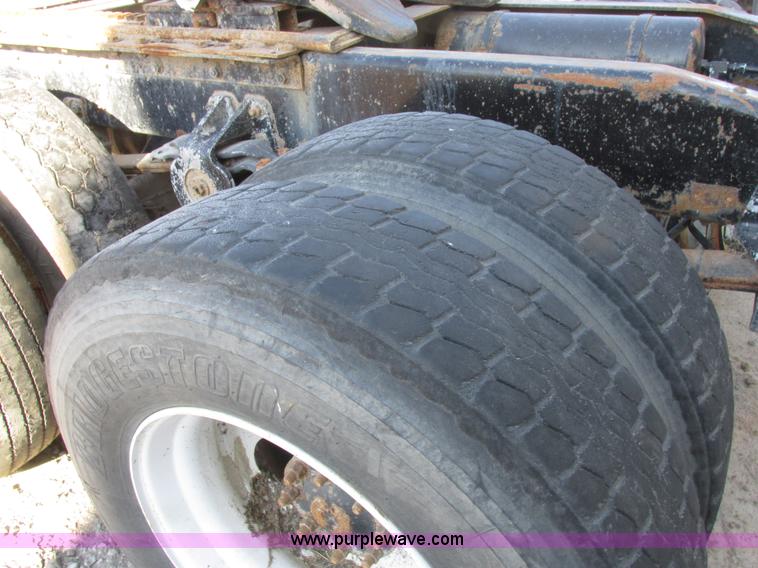 image for item I8865 1988 Freightliner FLC-64T semi truck