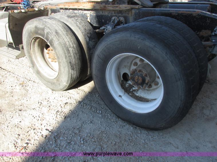 image for item I8865 1988 Freightliner FLC-64T semi truck