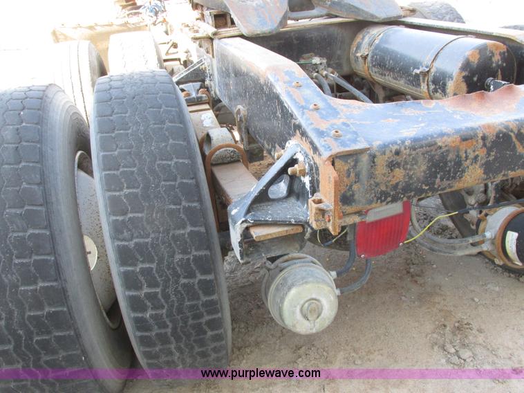 image for item I8865 1988 Freightliner FLC-64T semi truck